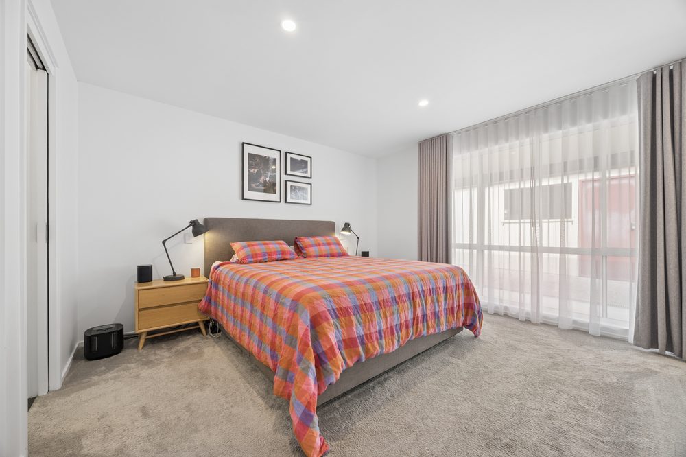 Main bedroom with a double bed and floor-to-ceiling curtains